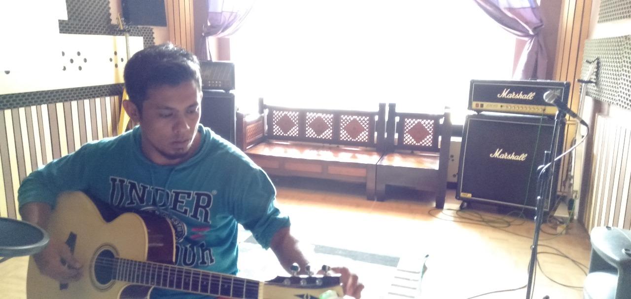 Tomy niviu salah satu pentolan dari grup band - niviu band